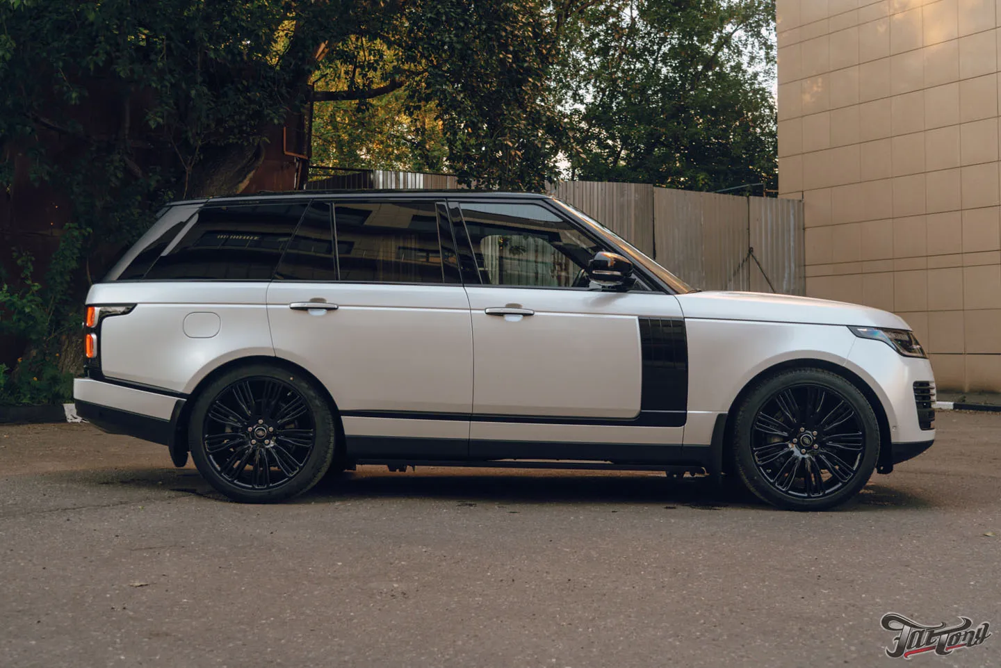 Range Rover Vogue SE в шикарном перламутровом виниле!